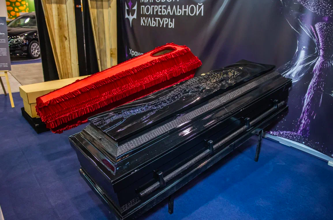 Фото Сталин в гробу, памятники Фриске и Жириновского. В Новосибирске опубликованы кадры с ритуальной выставки – 15 будоражащих кадров 8 - Сиб.ФМ Фото Сталин в гробу, памятники Фриске и Жириновского. В Новосибирске опубликованы кадры с ритуальной выставки – 15 будоражащих кадров 8